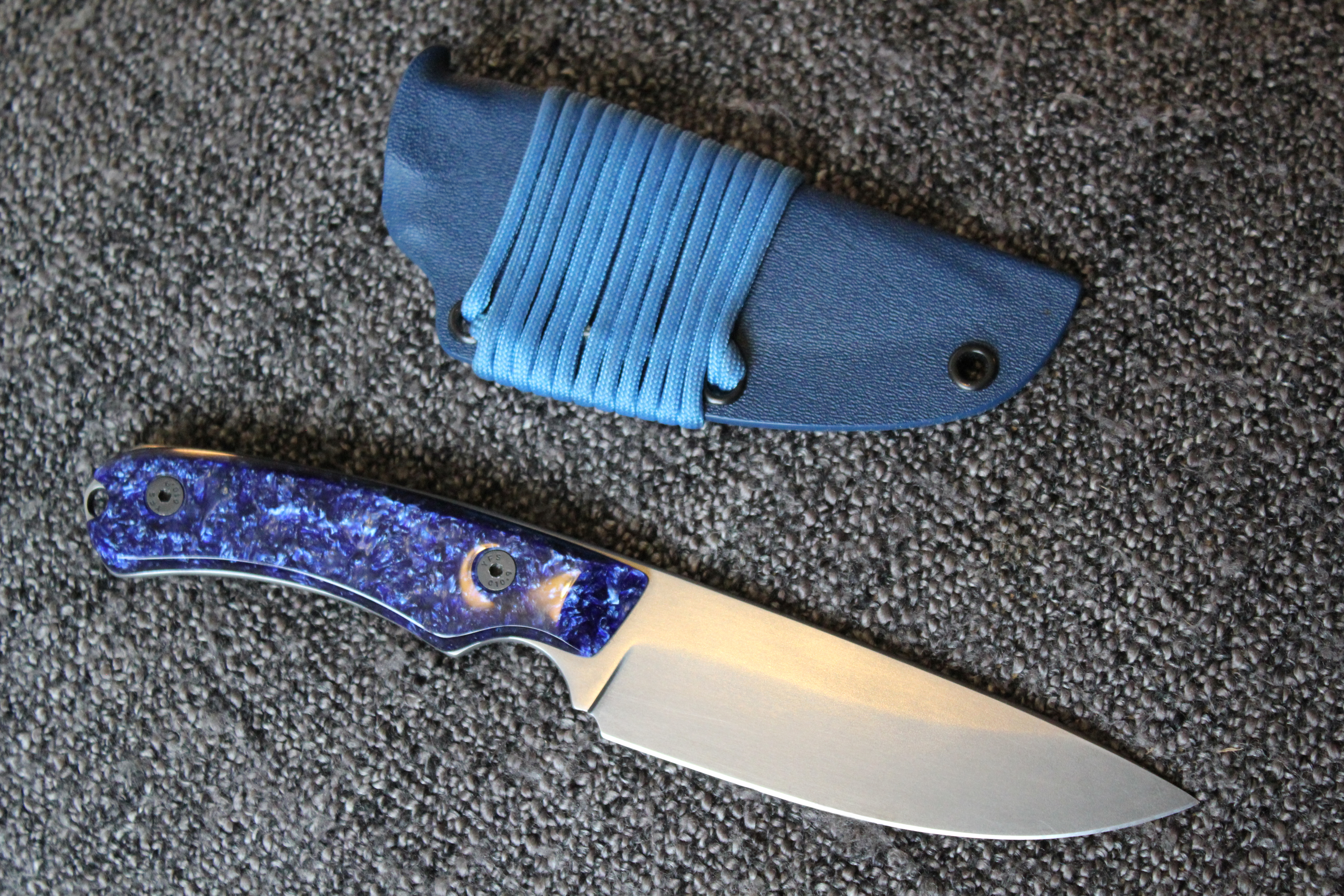 a photo of a completed knife and sheath