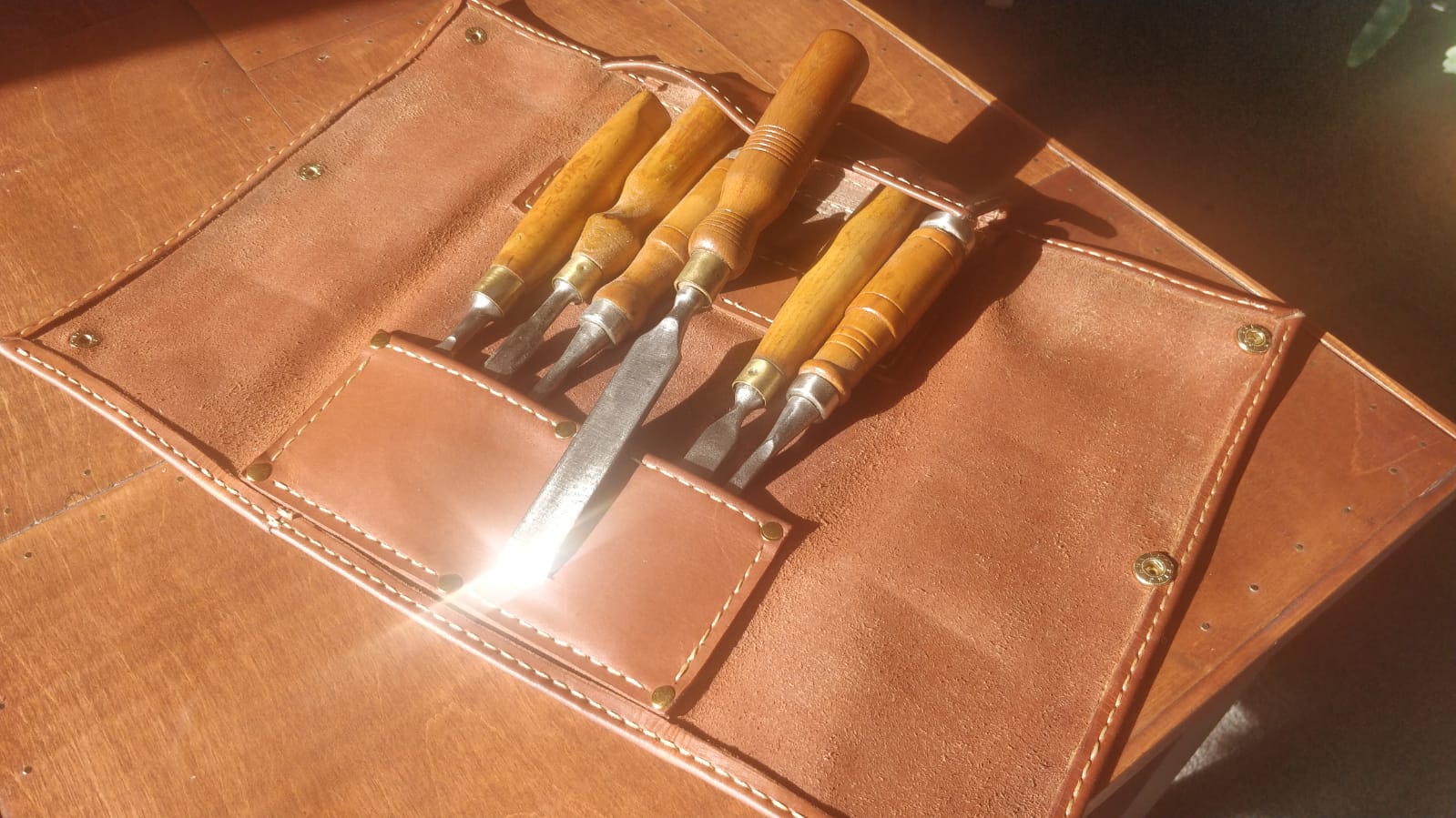 a photo of some chisels in a pouch