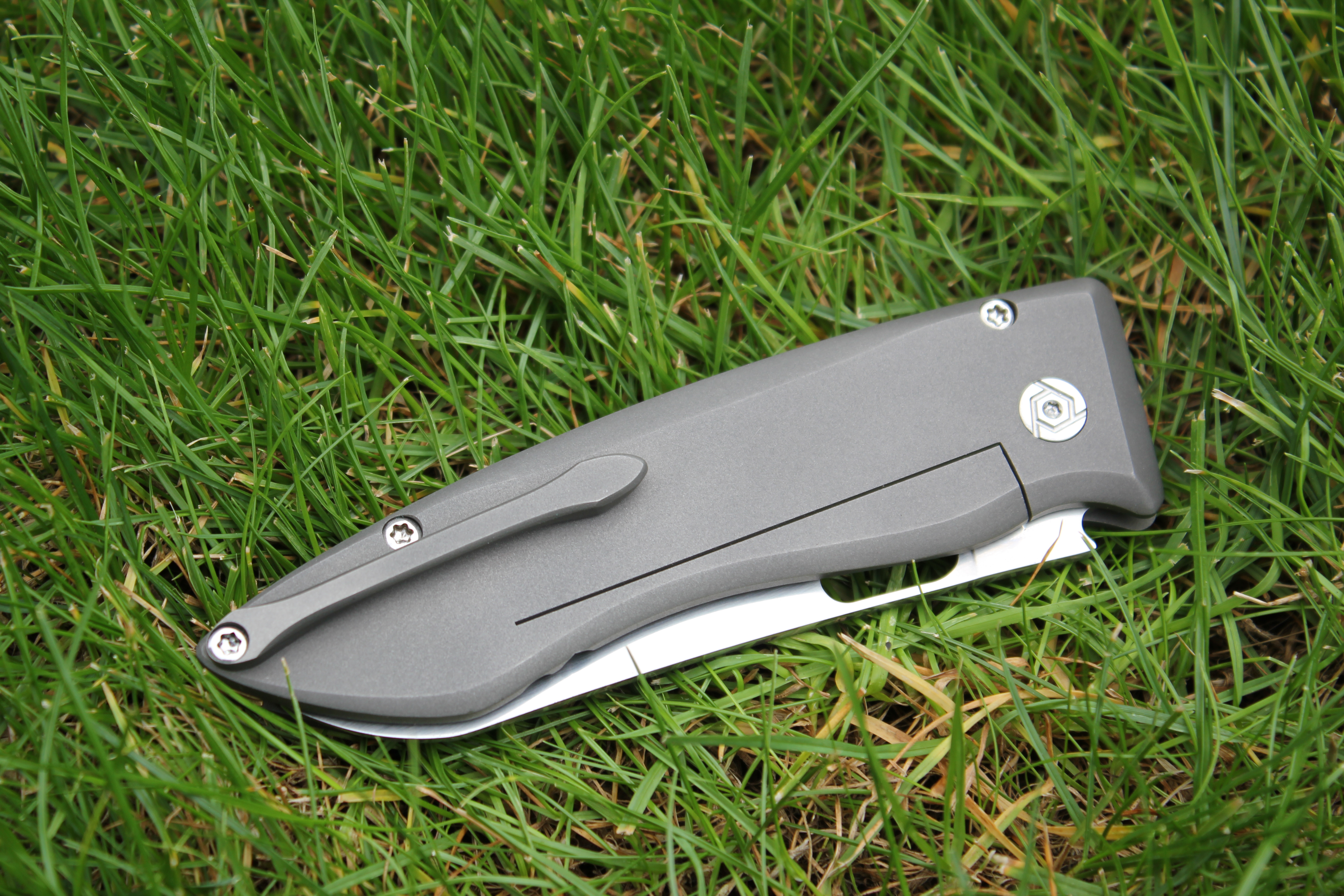 an image of a knife with a nice tight slot
